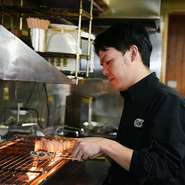 安くて美味しい料理でお腹いっぱいになっていただき、お客様を幸せにしたいという思いを持ちながら日々調理をしています。またプライベート感を大切にして、心地よくお過ごしいただける店づくりを心がけています。