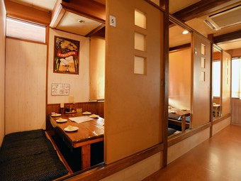 プライベート感のある個室でお食事とお酒をお楽しみいただけます