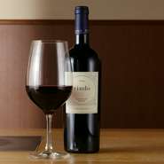 ワインは、カジュアルなタイプから高級銘柄を取り揃え。赤は肉によく合うフランス・ボルドー産が多く、白は高級海鮮と相性がいいシャルドネ品種のものが豊富。人気上昇中のケンゾー・エステートも揃います。