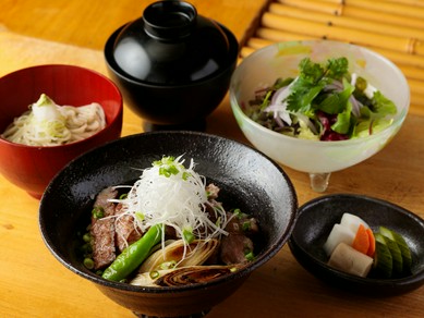 甘みのある脂と強い旨味が特徴の、最上級黒毛和牛を堪能する『ステーキ丼』