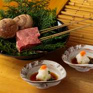 常に「最上級」の品質を意識し、創業以来からお付き合いのある信頼できる精肉店から仕入れた牛肉をお召し上がりください。鮮度はもちろん、部位ごとの刺しの入り具合が絶妙で、料理ごとに最適な肉を厳選しています。