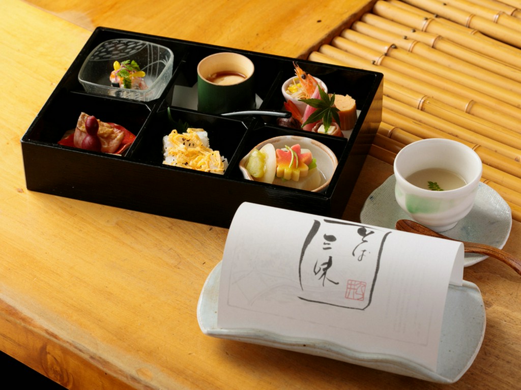 そば料理の前菜と煮物・和物・魚・一品・豆腐・ご飯・口取り物を味わえる『そば御膳』