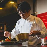 料理を美味しく味わって頂くためには、提供するタイミングが大切。鉄板にのせたステーキの火の入り方、温度などに気を配りながら、最高の状態でお出しできるよう、ホールスタッフと連携を取っています。