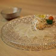 店内で提供している料理の食材は、長崎や山口などから仕入れている国産の上質なとらふぐを使用しています。新鮮なふぐの美味しさを損なわないよう調理しお客様に届けています。