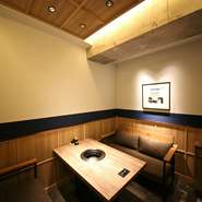 落ち着きある大人の雰囲気が漂う店内は、しっとりとした大人のデートを楽しむにはピッタリ。隠れ家的なイメージなので、大切な人と個室でのんびり食事とお酒を楽しむことができます。