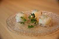 河豚の上身を握った夢鉄砲ならではの寿司。専門店以外ではありません。一口サイズなので手軽にお召し上がりいただけます。もみじおろしとの相性が抜群です。