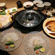 店の一番の食材であるとらふぐは、山口県や長崎県などで水揚げされた上質なものを使用しています。また自家製のポン酢は、ふぐの味を存分に楽しめるように調味料にもこだわり作っています。