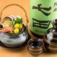 四季で移り変わる食材をつかった料理。その時季ならではの味覚を存分に味わいながら、季節に浸ることができます。料理一品ごとの風味も感動ものですが、見た目もまた美しい。日本料理の素晴らしさを堪能できます。
