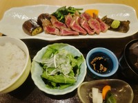 昆布〆して引き出した肉の旨味！わさびだけでも、特製香ばし醤油をかけても◎
小鉢・サラダ・香の物・ご飯・味噌汁付き
予約可能です。