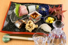 一皿に少しずつ旬のお料理を盛り合わせた華やかな和のワンプレート　初めてご来店のお客様にオススメです✿