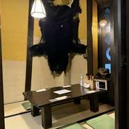 熊の毛皮が飾ってある個室