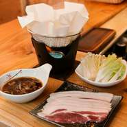 自然の恵みから分けていただくご馳走は、四季折々の旬の素材。秋にはさまざまなキノコ、冬には『猟師特製ボタン汁』や『猪しゃぶしゃぶ』など、季節を感じる料理が味わえます。