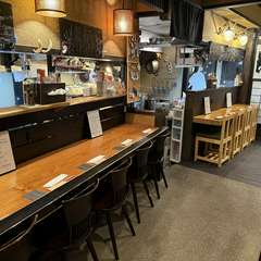 店内に入れば、みんな飲み仲間に