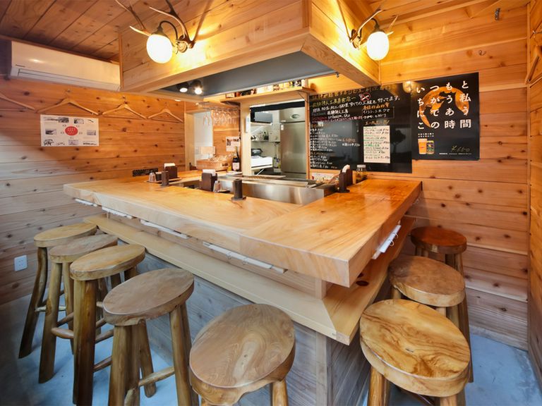 カウンター9席、どなたも楽しめる、居心地のよい空間