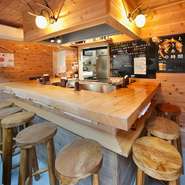 山小屋をイメージした、カウンター9席の店内で、ジビエが初めての方や観光客の方にも、居心地よく過ごしていただきたいと願っています。地元の話、ジビエの話など、話題盛りだくさんでお待ちしております。