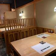 席間のゆとりが十二分に配されているため、接待や商談などビジネスの場においても個室と並び立つほどのテーブル席。緩やかな時の流れに合わせ登場する料理やお酒を嗜みながら、くつろぎの時間を過ごせます。