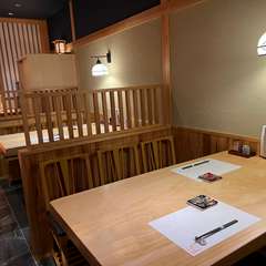 木に囲まれ心安らぎ、隣席を気にすることなく過ごせるひと時