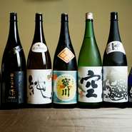日本各地から選りすぐる日本酒は、四季の美味しさを湛える名脇役。冷酒は氷を浮かべた升に錫の酒器を、燗酒にはちろりを。極限まで温度を保つ配慮や、選べる猪口など、飲むだけでない楽しさを感じられます。