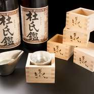 熱伝導が良く、まろやかな味になると称される錫の酒器を取り揃えています。冷酒の温度を保つため、升に氷を入れ猪口をセッティング。燗酒にはちろりが使われ、熱いままの酒を楽しめます。