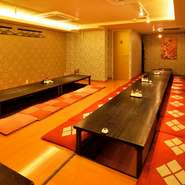 どの部屋に通されても足を伸ばしてゆっくりと過ごせるようにと、テーブル席と掘りごたつ席で構成されています。モダンで落ち着ける雰囲気が魅力的で、何度も通いたくなります。
