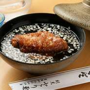 大振り手羽を選りすぐり、半日以上下地に漬け込み。味をなじませてから油で揚げ、鶏スープの中にジュワっと入れたら更に半日炊き込む手間暇かけた極上の一品です。白葱のアクセントと“つゆ生姜”の香りも上品です。
