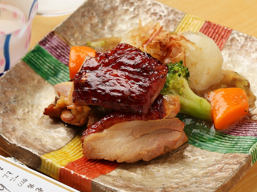 香ばしさと地鶏ならではの弾力を愉しむ『くわ焼　名古屋コーチンくわ（もも肉）』