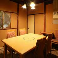 名古屋コーチンを中心とした、名物料理を髄まで堪能。若女将の気の付く接客と若旦那の穏やかで柔和な雰囲気は、大将の料理を多方面から支えています。店全体で心づくしのもてなしをしてくれる素晴らしい一軒です。
