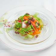 瑞々しい野菜の香りが広がる『清里の湧水で育てたニジマスとリコッタチーズ　季節のサラダ仕立て』