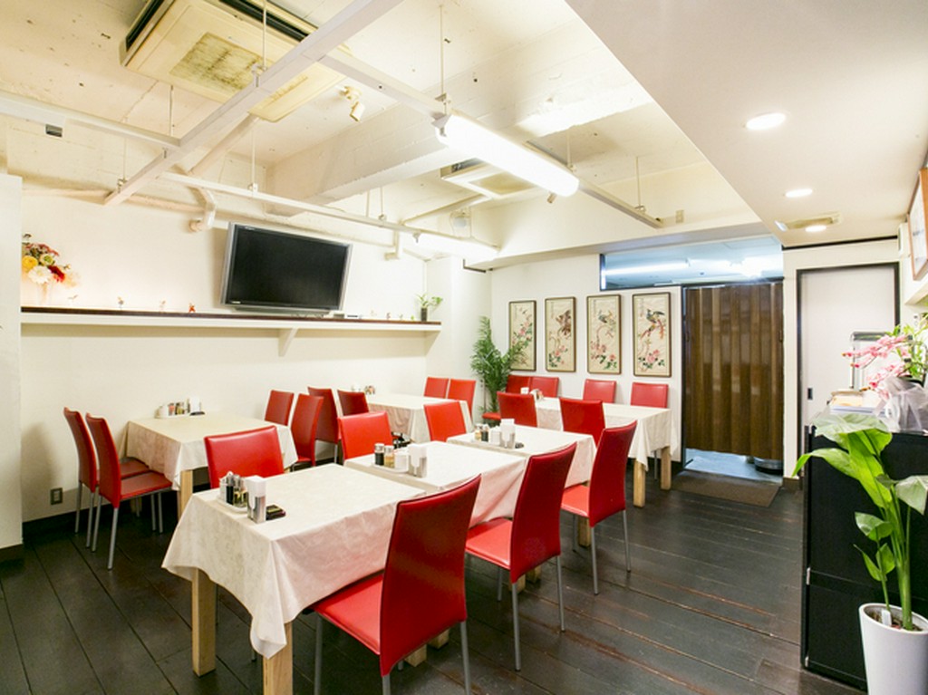 白を基調としたモダンな空間。中華＆ベトナム料理でおもてなし