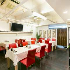 白を基調としたモダンな空間。中華＆ベトナム料理でおもてなし