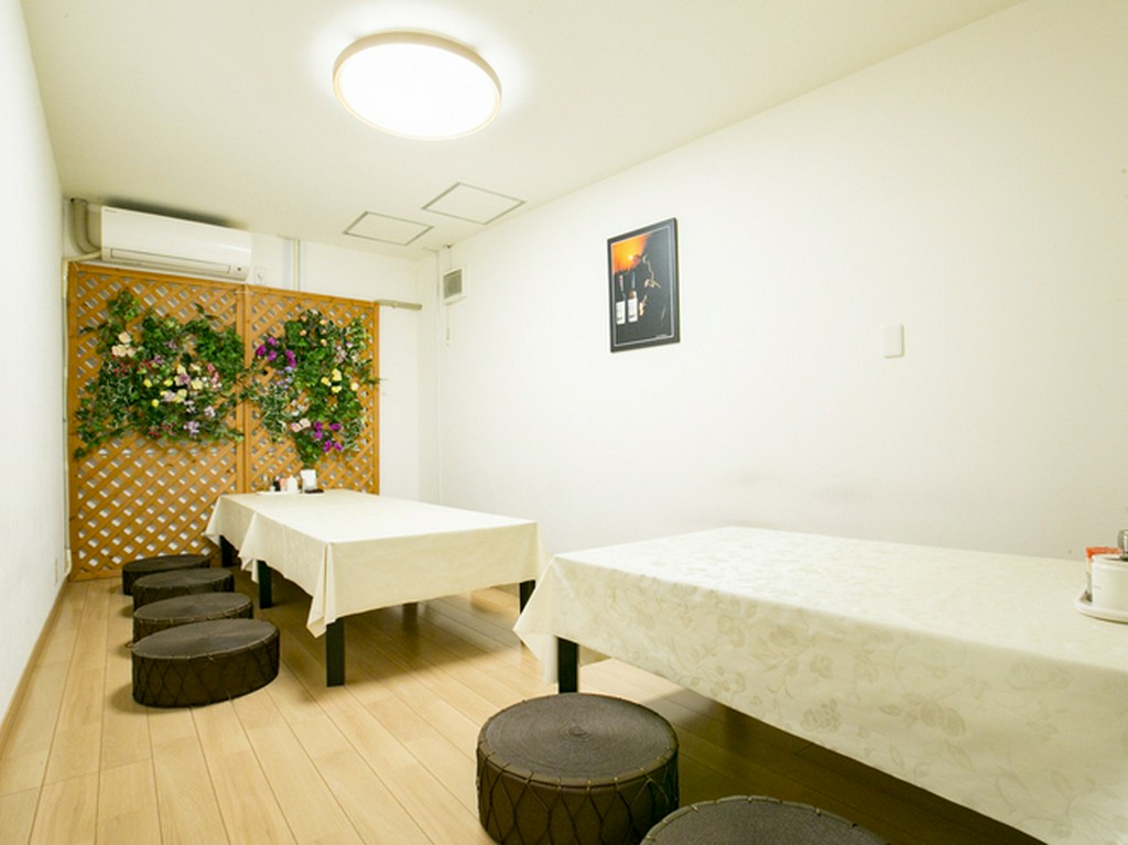子ども連れのファミリーでも利用しやすい、落ち着いた個室
