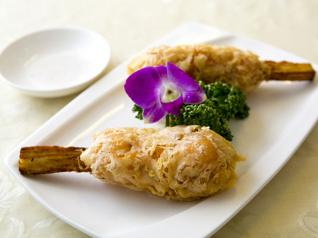 ビールがとまらなくなると評判の美味しさ『さとうきびエビ包み揚げ