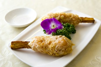 ビールがとまらなくなると評判の美味しさ『さとうきびエビ包み揚げ