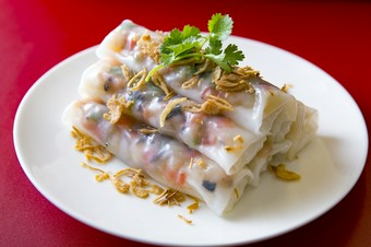 具材から溢れる旨味とモチモチの皮とのハーモニーが抜群『蒸し春巻』