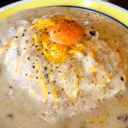 ツナフレーク×ホワイトソース×しょう油×ペペロンチーノ
醤油は奈良市の井上本店のイゲタ醤油の濃口を使用しています。
醤油が香る和風チックなオムライスです。