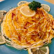 当店の看板メニュー的なオムライスです！
レモン果汁とバターの風味、奈良県産のしょう油で作った特製てりやきソースがトロトロ卵と出会うと絶品の美味しさです。まずは香りから楽しんで頂ければ。