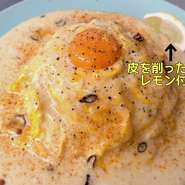 1日限定10食
レモン果汁とホワイトソースとぺぺロンチーノオイルを合わせたソースは
レモンの酸味と爽やか香りにぺぺロンの香ばしさが合わさってピリ辛でめっちゃ美味しいです。
オムライスはしょう油チキンライス。