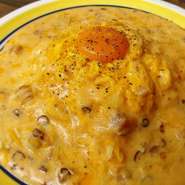 チェダーチーズぺぺロンソースに
ソテーしたベーコンをプラスしました。
ベーコンが入っているので少し塩っぱめに
なります。
仕上げにチェダーチーズ入りのミックスチーズ。
しょう油チキンライスのオムライスです
