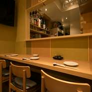 元々のお店はもちろん、拡張したお店「別邸」にもカウンター席があります。1人でも気兼ねなく、美味しいお肉料理を楽しむことが出来ます。お肉とお酒で気持ちよくなることが出来るでしょう。