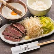 添えてある野菜と一緒にタンを食う『名物！厚切り牛タン焼き（麦めしとろろセット）』