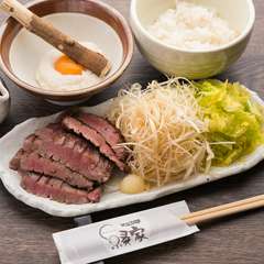 添えてある野菜と一緒にタンを食う『名物！厚切り牛タン焼き（麦めしとろろセット）』