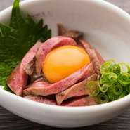 数量限定。特製ユッケダレと卵黄がからみつく『タントロ炙りユッケ』