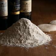香り高いオーガニックの小麦粉を使用し、天然酵母でじっくりと熟成させていった生地にはほんのりとした甘みが。塩はミネラルをたっぷり含んだ天然塩を選び、身体へのやさしさにこだわっています。