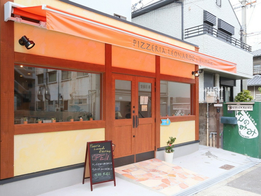 静かな住宅街の一角の、明るい店内で食べるピッツァ