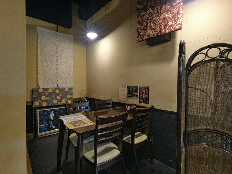 半個室の席は、周りを気にせず過ごせるプライベート空間