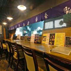 横並びの席で、美味しい料理とお酒と会話を共に楽しむひととき