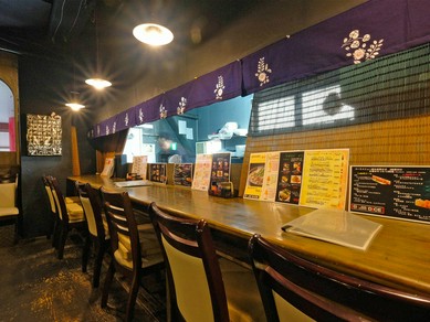 横並びの席で、美味しい料理とお酒と会話を共に楽しむひととき