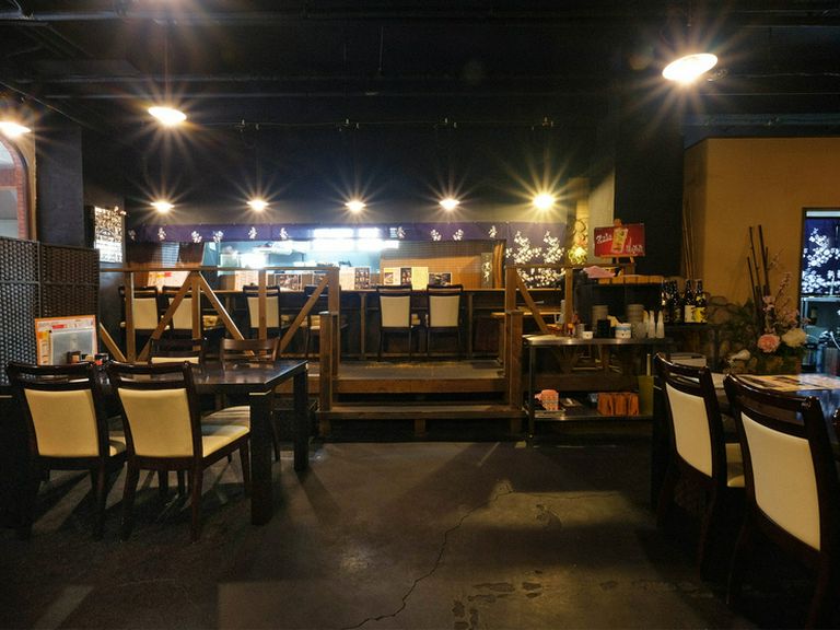 和モダンな内装は、気軽に立ち寄れる和風バルの雰囲気