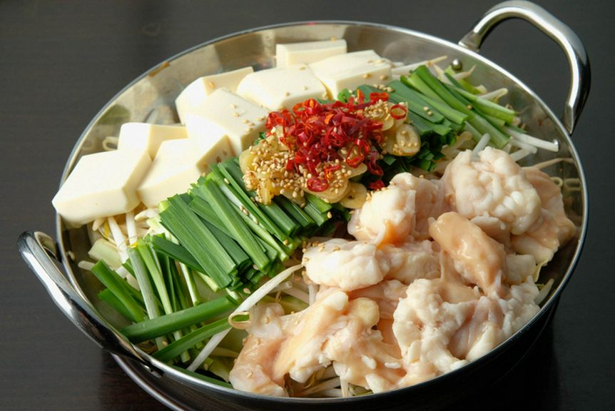 ゴマ油に漬け込んだニンニクの香ばしい匂いが食欲をそそる大人気！『モツ鍋』