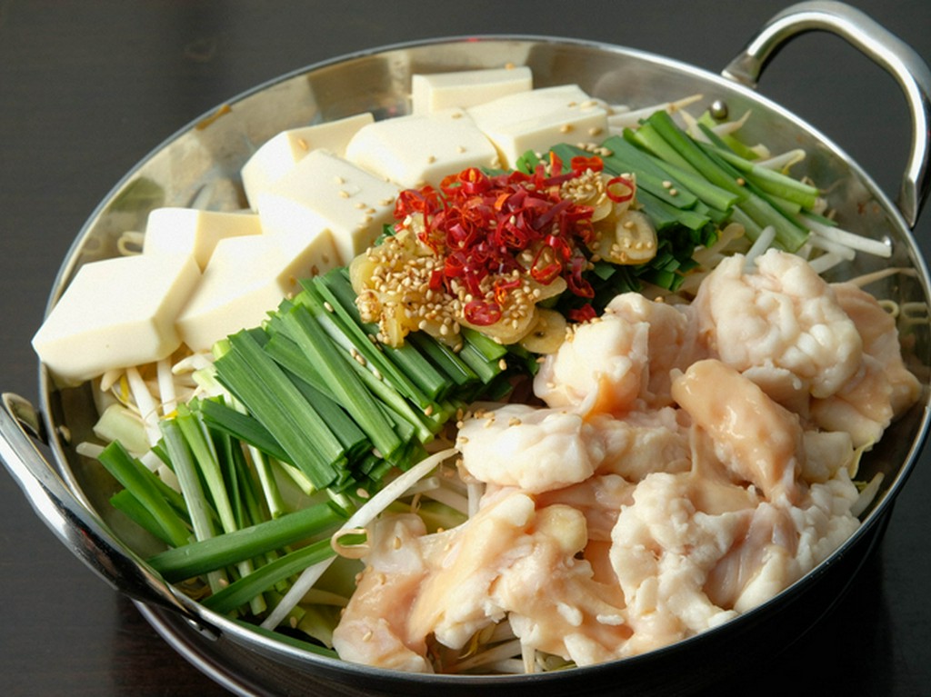 ゴマ油に漬け込んだニンニクの香ばしい匂いが食欲をそそる大人気！『モツ鍋』